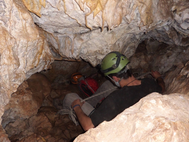 Asegurando al companero en la cueva